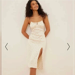 Blommig klänning - Säljer denna superfina klänning från Sanna Jörnviks senaste kollektion med NA-KD som är helt slutsåld. Säljer då den tyvärr inte passade mig. Den är endast testad och alla lappar sitter kvar. 💐🌷🌻☀️