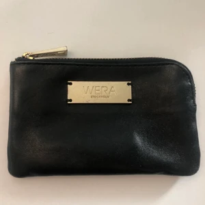 Wera plånbok i skinn 6 fack o nyckelring - Svart Wera plånbok i skinn köpt från Åhléns. Med sex fack inklusive stora med dragkedja, således fem inuti och ett mindre utanpå för tex mynt. En nyckelring för att fästa nycklar sitter fast invändigt. Rymlig. 100 % läder. Gott skick. Sparsamt använd. 