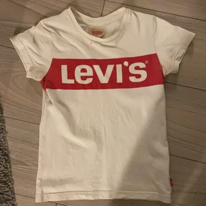 Äkta Levi’S tröja, storlek 10.  - Tröjan är i storlek 10, den är äkta och i bra skick. Den är bara använd få gånger så nästan som helt ny 
