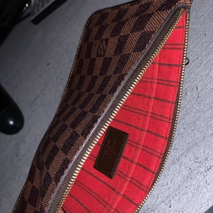 Lv neverfull poschette - Säljer denna lv väska, modell: neverfull poschette då den inte har kommit till någon användning, den är äkta, även i perfekt skick då den inte har använts, dock så är rämmen/bältet borta men är annars i gott skick, föredrar helst kontanter men Swish kan kanske löses, säkrast för både mig och du som vill köpa så anser jag att vi kan mötas, om ni har fler frågor eller intresse är det bara att skriva! Pris kan diskuteras! OBS väskan ingår ej bara poschetten!
