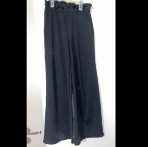 Byxor  - Säljer dessa fina svarta byxorna. Använda några gånger.    Storlek: S. Skriv för fler frågor eller bilder! 