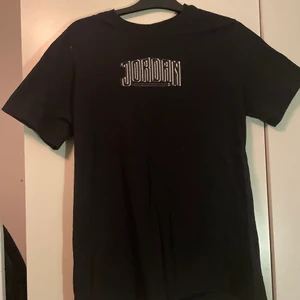 Air Jordan Graphic Tee - Oanvänd - Säljer nu min air Jordan Graphic tee i storlek m. Den är aldrig använd, säljer pga köp av fel storlek.
