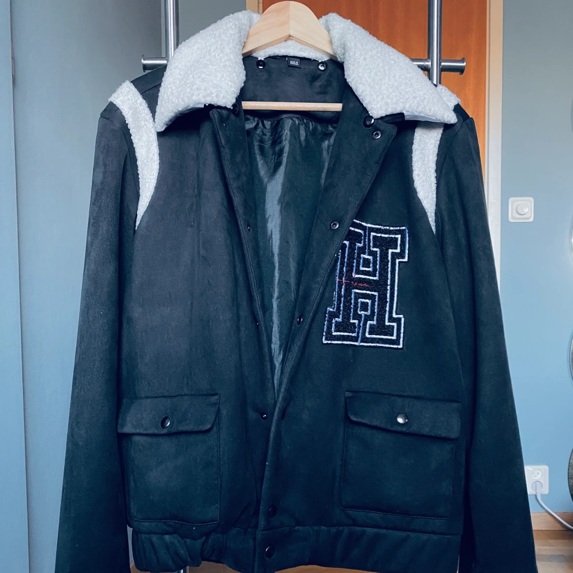 Svart collegejacka med teddykrage - 90