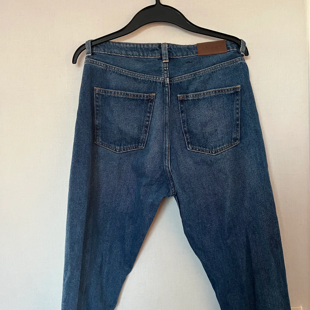 ✨högmidjade jeans från monki med raka ben, fint skick✨. Jeans & Byxor.