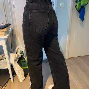 Supersnygga vida svarta zara jeans som tyvärr inte passar mig längre. Använd 1-2 tillfällen, dom är i strl 34, och dom har även snygga slitningar längst ner 💕