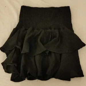 Kjol - Säljer denna kjol för att den är för stor. Ny pris 99kr. Aldrig använd