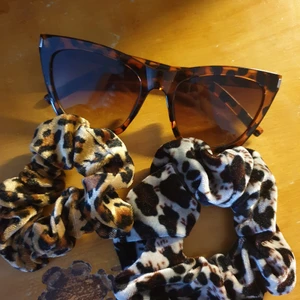 Solglasögon och hårsnoddar  - Knappt använda brillor och ett par nya hårsnoddar i sammet tyg. Alla i leopardmönster 👐🏽❤