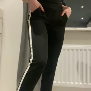 Kostymbyxor  - Kostymbyxor i mjukt material med vit rand på båda sidor. Stl S/32. 💓 Köparen står för frakt