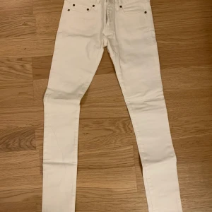 Saint Laurent jeans dam XS - Vita saint laurent jeans W26, pris kan diskuteras vid snabb affär