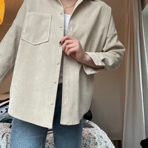 Manchesterskjorta - Beige superfin manchesterskjorta från Zara🤍 Oversized och i fint skick!!