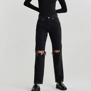 Gina tricot jeans - Säljer dessa jeans som är lika dana som dom blå jag lagt upp innan femhörning fast i svart istället. Väldigt fint skick! Även dessa i storlek 38. Skriv vid intresse eller frågor🥰 2 lånade bilder