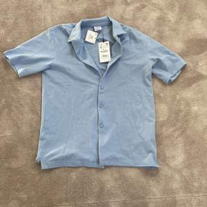Snygg somrig skjorta från zara. Väldigt fin ljusblå färg. Den är aldrig använd och har lapparna kvar. Frakten står köparen för 66kr 📦