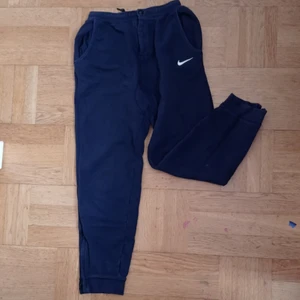 Nike mörkblåa mjukisbyxor storlek M  - Ett par mörkblåa Nike mjukisbyxor. Är lite gamla och har några defekter. (Närmre bild kontakta mig) ( Kontakta mig för frakt pris).