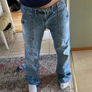 ljusblåa levis jeans med detaljerade fickor ock baksida. storlek m/s och långa i benen. säljer då de är för stora för mig i midja och längd! skriv privat för mer mått och bilder