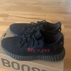 Yeezy Boost 350 V2 black red - Storlek 44 använda i ca 1 månad. Köpte dom på restocks för 4500 säljer för 1800 pris kan diskuteras med låda.