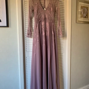 Balklänning  - Klänningen är helt oanvänd, bara testad då corona kom ivägen. Den är köpt på ASOS storlek 38 och är rosa/lila men mesh material på armarna. Köpare står för frakt❤️