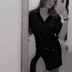 Zara Klänning - Best quality dress I have ever bought from ZARA. It fits so sexy while showing a little bit of cleavage and leg cut. I have wore it few times only and it is still newly and has no damage 