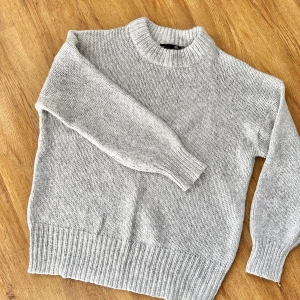 Stickad tröja - Ljusgrå stickad tröja Strl. M