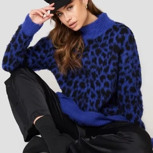 Stickad tröja nakd - Supersnygg stickad tröja från nakd som tyvärr inte kommer till någon användning längre 😢 den är endast använd ett fåtal gånger och är i fint skick! Säljer även en likadan i röd ❤️‍🔥👌🏻 lånad bild men skickar egna vid intresse 