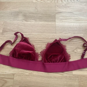 Bralette  - En jätte fin Bralette / topp från Gina tricot med spets och ett velour tyg på brösten. Man får ganska bra support utav bandet under! Aldrig använd! Storlek xs.
