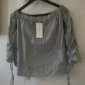 Ciquelle Topp - Helt oanvänd topp från chiquelle med lappen kvar. Super fin men har aldrig kommit till användning. Orginalpris 299kr, mitt pris 170kr💕 om fler intresserade startas budgivning och köparen står för frakten som tillkommer!!