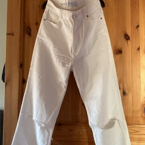 Jenas  - Vita Jeans från Bershka, dom är inte genomskinlig. Aldrig andvända då dom inte passat mig allas. Storlek 36. Jag är 160 och dom går ner till marken men inte så man trampar på dom. 250kr + frakt. Kan gå ner vid snabb affär 