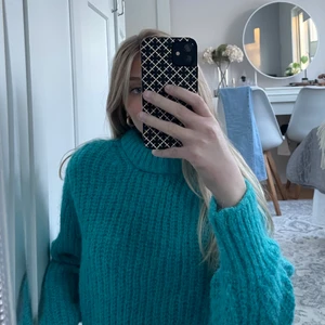 Stickad tröja från hm - Stickad tröja från hm i en superfin turkos färg. Använd 2 gånger så är i princip ny. Gjord på alpacka ull så är supermysig och varm. Pris kan diskuteras 