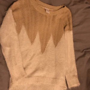 Unik tröja! - Så snygg unik tröja köpt secondhand! Kommer ej till använding. Står att storleken är G men skulle passat xs-l 