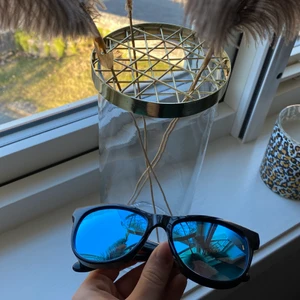 Solglasögon wildfox - Säljer nu dessa solglasögon från märket wildfox. De har svart kant med blått spegelglas. Köpta för ca 600kr & endast använda ett fåtal gånger. 
