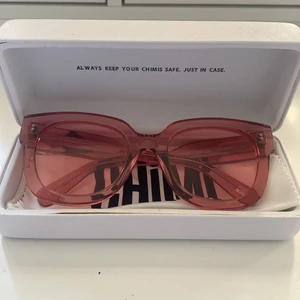 Chimi 008 guava solglasögon  - Snyggaste rosa chimi glasögonen i modell 008 och färgen guava! Köpta förra sommaren men knappt använda alls därför jag säljer dom! Inga defekter och i nyskick. Köpta för 1099❤️ fodral, ”påse” och duk medföljer! Pris kan diskuteras vid snabb affär!