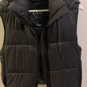 ZARA väst  - Köpte den förra året inte kommit till användning pga köpt en ny väst. Använt den 3-4 gånger