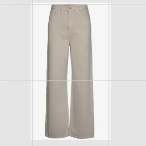 Jeans - Lägger upp igen. Ett par jeans från zara i storlek 38 och de är grå/ beige. Dom är fett snygga och jag hade använt dem men de är alldeles för korta för mig. Är 178. Om du är kortare än 172 hade de nog varit perfekta på dig. Tar endast Swish och levererar och ni står för frakten. Har använt typ 5 gånger eftersom de är för korta. Jag köpte de för 600kr