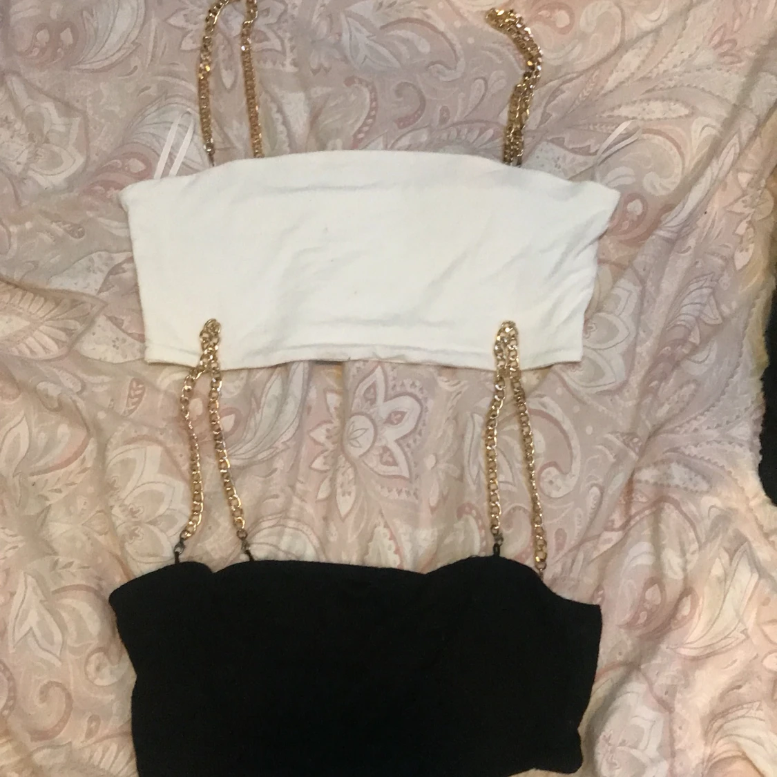 Svart och vitt linne med guldig kedja❤️