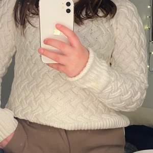 Vit stickad tröja - Jätte fin stickad tröja💗