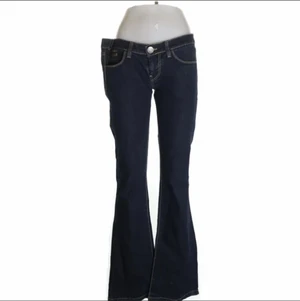Killah jeans - lågmidjade bootcut jeans från märket killah som jag säljet då de är alldeles för små för mig, därav har jag ingen bild med dem på. fin mörkblå färg jättebra kvalitet!!! väldigt långa, går en bra bit över fötterna på mig som är 173. möts sthlm eller +frakt!!!