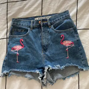 Jeansshorts med broderade flamingos på framsidan 💗 Använda fåtal gånger!