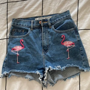 Jeansshorts - Jeansshorts med broderade flamingos på framsidan 💗 Använda fåtal gånger!
