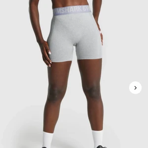 Gymshark shorts - Shorts från gymshark i deras populära modell flex (slutsålda på hemsidan), i storlek medium (passar även en small)🦋 bekväma och i bra skick! Tveka inte att höra av er vid minsta fundering eller intresse 💕💕 frakt på ca 60kr tillkommer📦