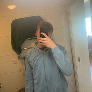Fin zip-hoodie i L från Zalando i okej kvalité. Jag är 185 cm, köparen står för frakten 66kr. 