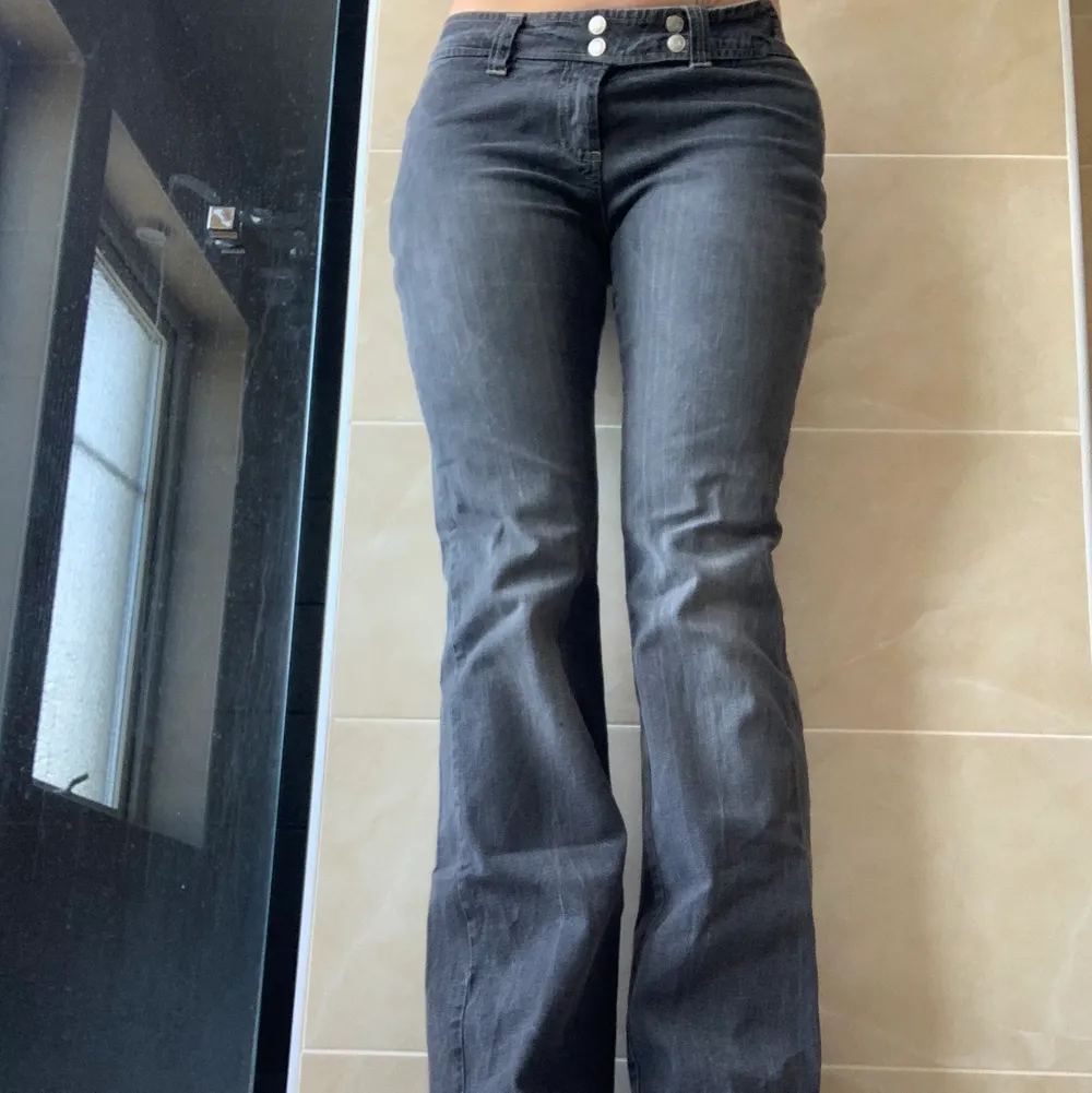 Super fina lågmidjade jeans som jag älskar men tyvärr inte får någon användning av. Står storlek 38 men passar 36 också! Jag är 170 och de är långa på mej. Super fint skick och så trendiga💗 Skriv vid frågor eller intresse💗. Jeans & Byxor.