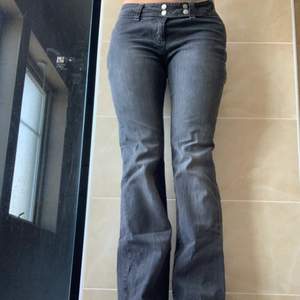 Super fina lågmidjade jeans som jag älskar men tyvärr inte får någon användning av. Står storlek 38 men passar 36 också! Jag är 170 och de är långa på mej. Super fint skick och så trendiga💗 Skriv vid frågor eller intresse💗