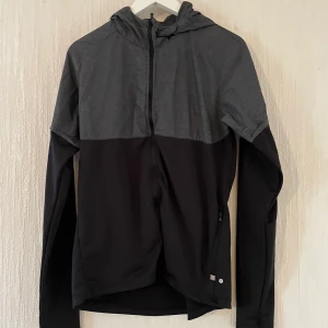 Träningsjacka st M - En gråsvart träningströja med bra material, st M