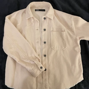 Zara jacka  - Ljusrosa overshirt/skjortjacka i manchester. Stl XS, men passar även S då den är oversized. 2:a bilden visar endast hur den sitter på. Använd enstaka gånger, så i nysskick! Nypris ca 359kr 