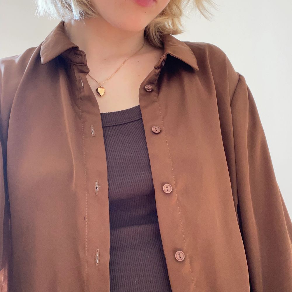 Brun silkesskjorta från Gina Tricot! . Skjortor.