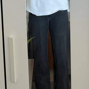 Svarta jeans grön H&M🌸 Blivit förkorta i benen och säljs där av✨ Frakt tillkommer 🚚