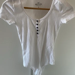 Vit hollister topp.  - En besic vit body från hollister. 