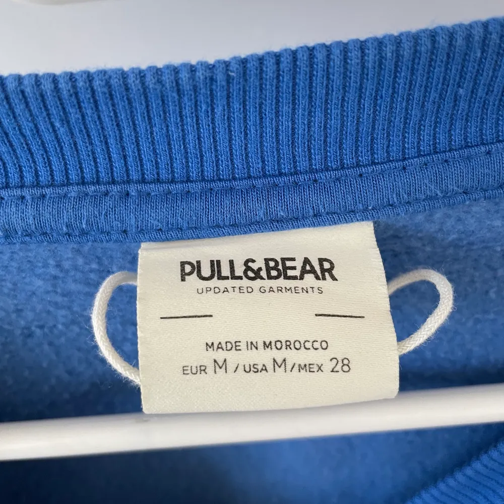 En blå sweatshirt från pull and bear,använd få tal gånger och är i bra skick i storlek M. Tröjor & Koftor.