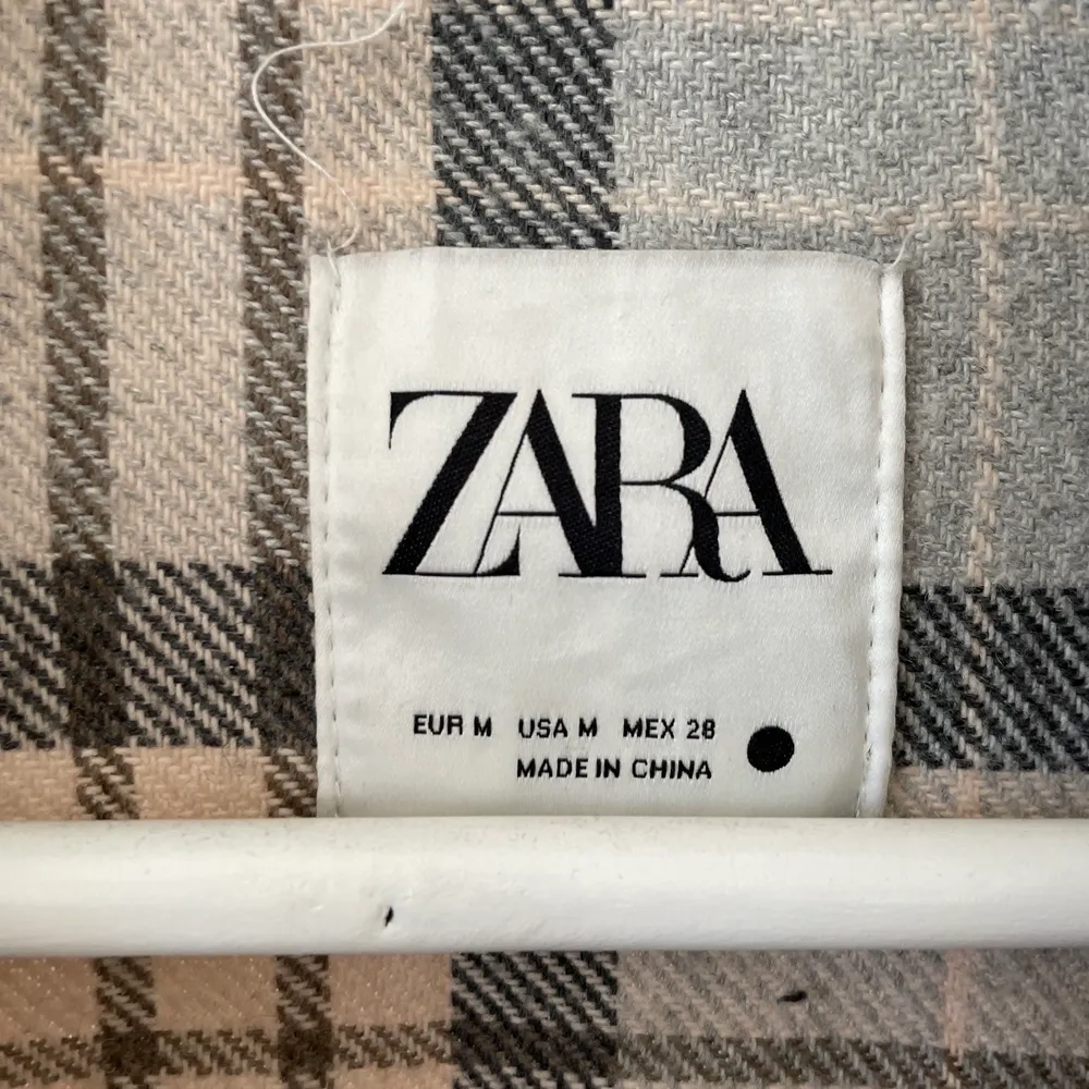 En shortjacka från Zara som är en bra och fin vår jacka,använd några gånger men ändå i bra och fint skick . Jackor.