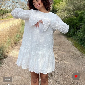 Studentklänning - Säljer denna klänning från nakd i storlek 38. Helt oanvänd men lapp kvar då den inte passade mig. 