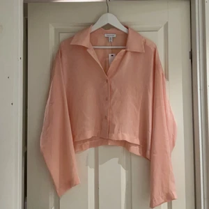 Croppad skjorta - Oanvänd oversized skjorta i glansig siden från Topshop. 
